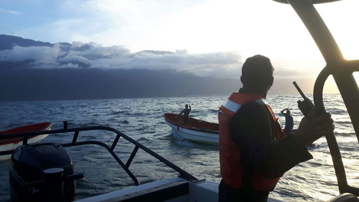 Rescatan a tres pescadores al norte de Carmen de Uria