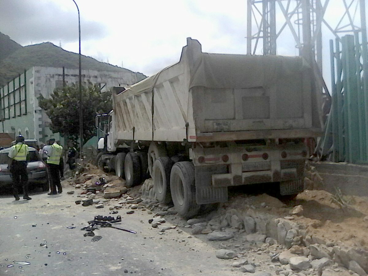 Gandola pierde los frenos cerca de la plaza Vargas