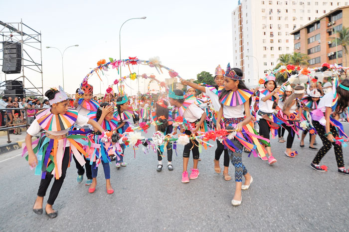 Más de 2.000 niños participaron en el desfile de carnaval escolar
