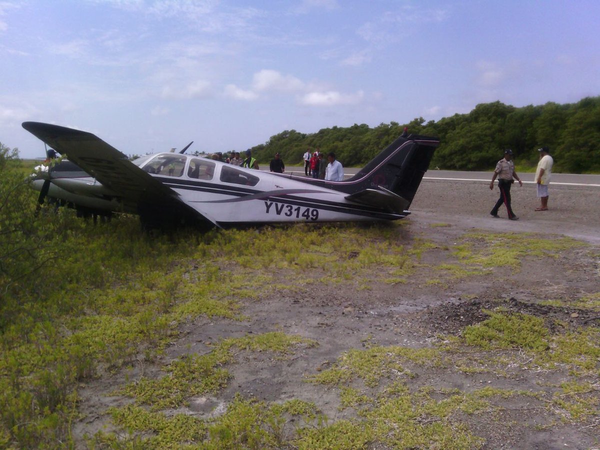 Avioneta presenta falla en el tren de aterrizaje y se sale de la pista de Los Roques