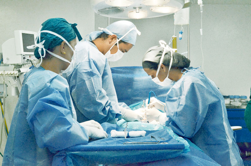 Más de 400 médicos varguenses se han ido del país