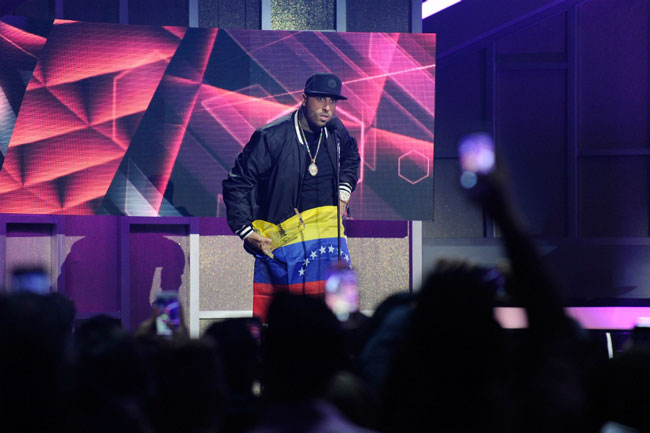 Artistas dedicaron sus premios Billboard a Venezuela