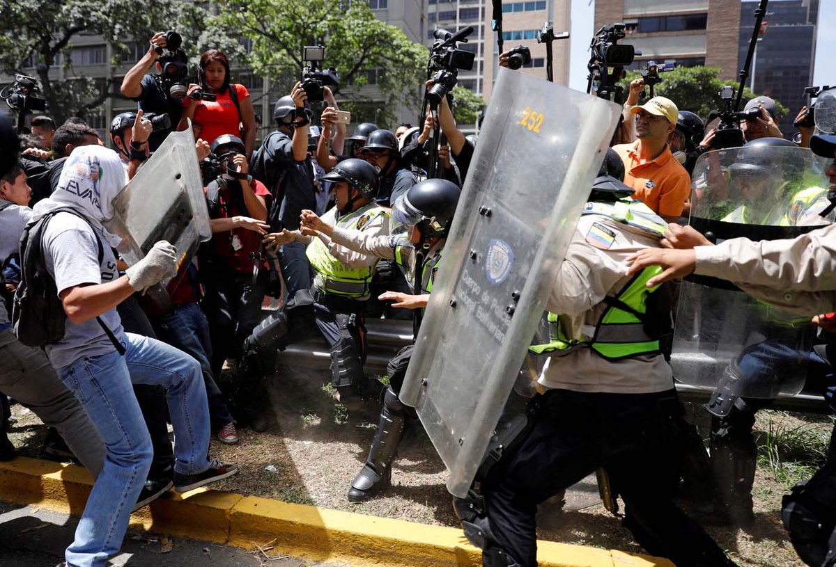 Fuertes enfrentamientos entre PNB y manifestantes en la avenida Libertador