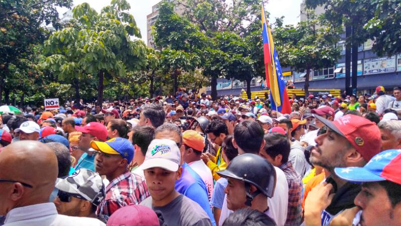 Ciudadanos se concentran en Chacaíto para protestar contra el TSJ