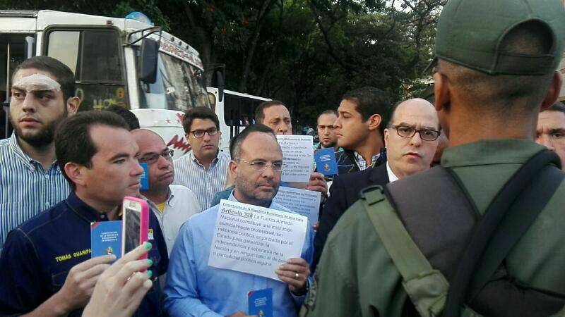 Diputados madrugaron y acuden a Comandancia General de la GNB para exigir cese a represión