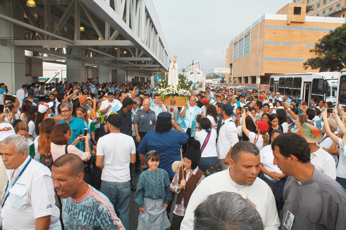 Miles de varguenses recibieron a la imagen de la Virgen de Fátima