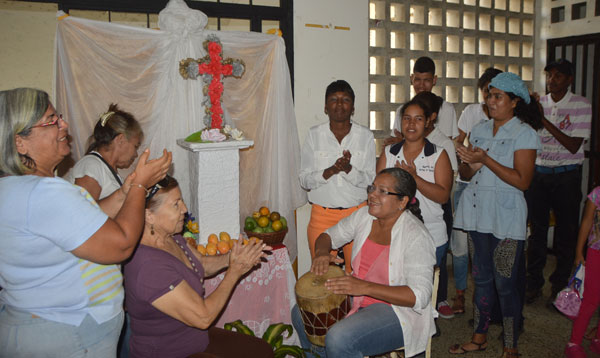 Alumnos de Artes y Oficios rindieron honores a la Cruz Dieron gracias con decimas y fulías