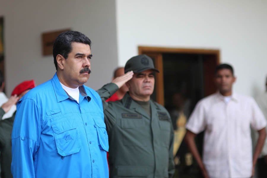 Maduro ratifica a Padrino y reemplaza a Benavides