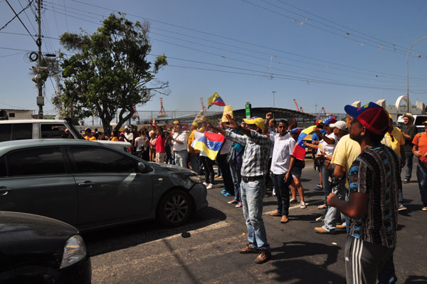 Tres detenidos dejó el “trancazo” en Vargas