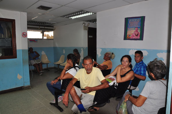 Urgen aires acondicionados  en sala de espera del ambulatorio La Guaira