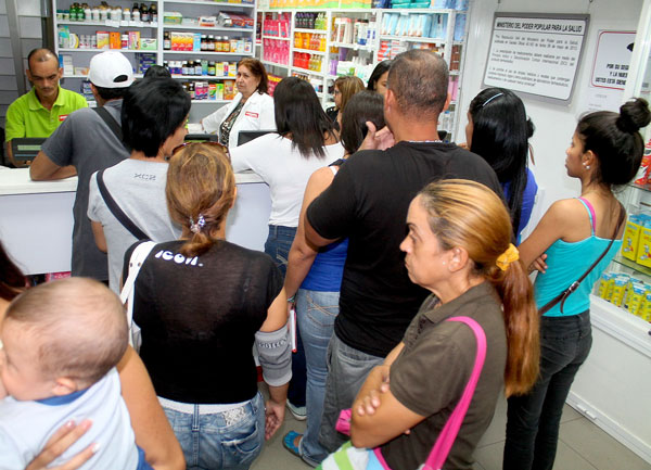 Largas colas para comprar  antihipertensivos en La Botiquería
