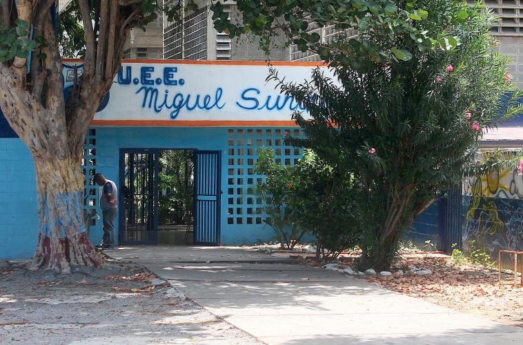Alumnos de la Miguel Suniaga asisten solo 3 horas por falta de agua