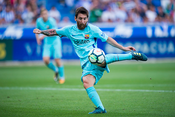 Messi impulsa al Barcelona con doblete