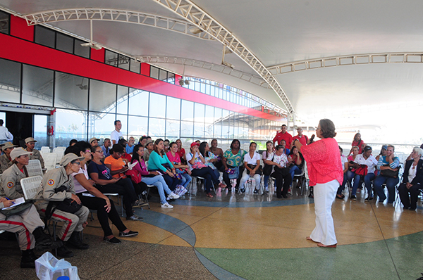 Viceministra Asia Villegas se reunió con mujeres varguenses