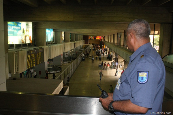 Presos dos policías aeroportuarios  por hurtar 30$ a pasajera