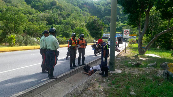 Muere PNB tras derrapar su moto en la Caracas-La Guaira
