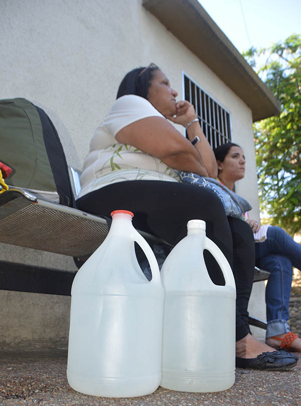 Familiares de hospitalizados en el Seguro deben llevar hasta el agua para limpiar