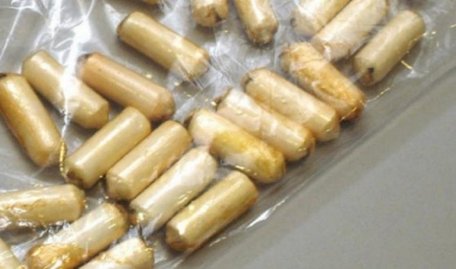 Pasajera expulsó 28 dediles con cocaína líquida