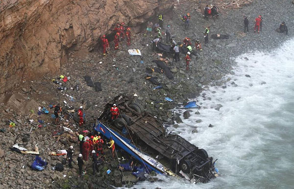 51 muertos al caer autobús  por un acantilado en Perú