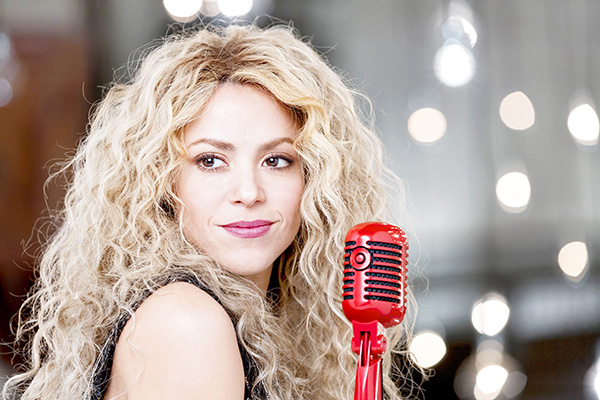 Shakira reaparece cantando para sus fans