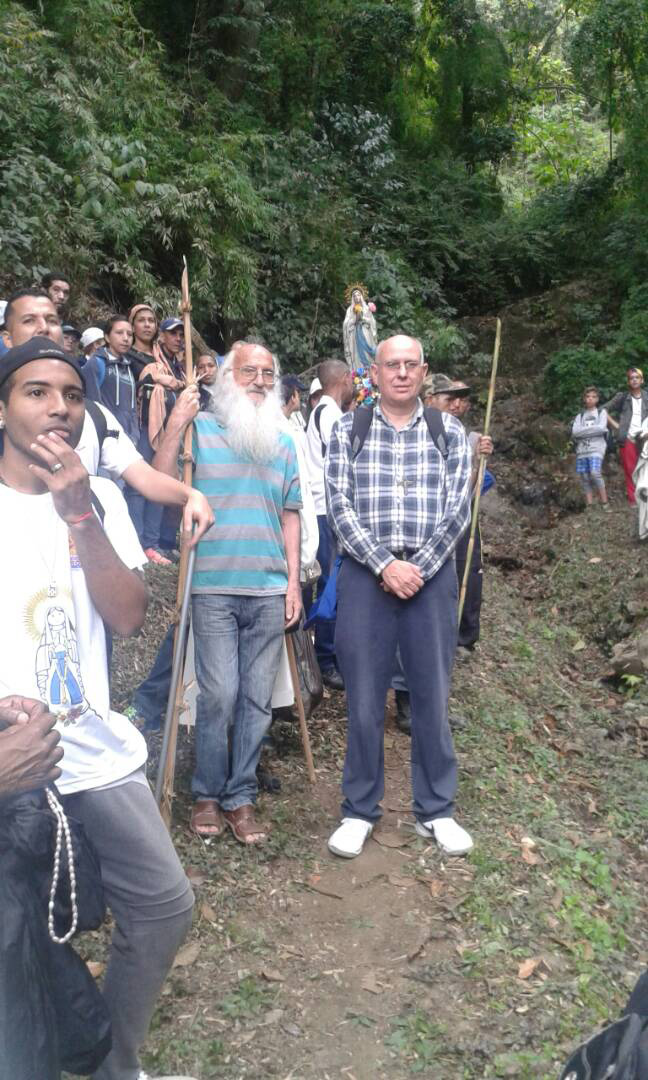 8 sacerdotes acompañaron a cientos de peregrinos de Lourdes