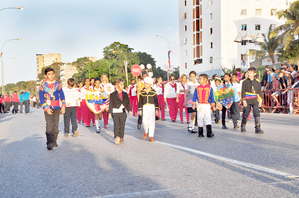 Rinden honores a Vargas con desfile cívico-militar