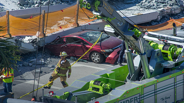 Seis muertos en Miami al caer  puente peatonal sobre autopista