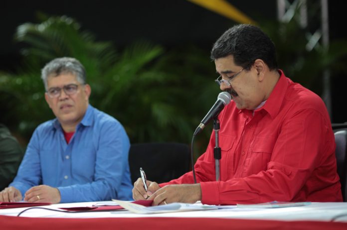 Maduro aprueba Bs. 245 billones para el contrato único de educación