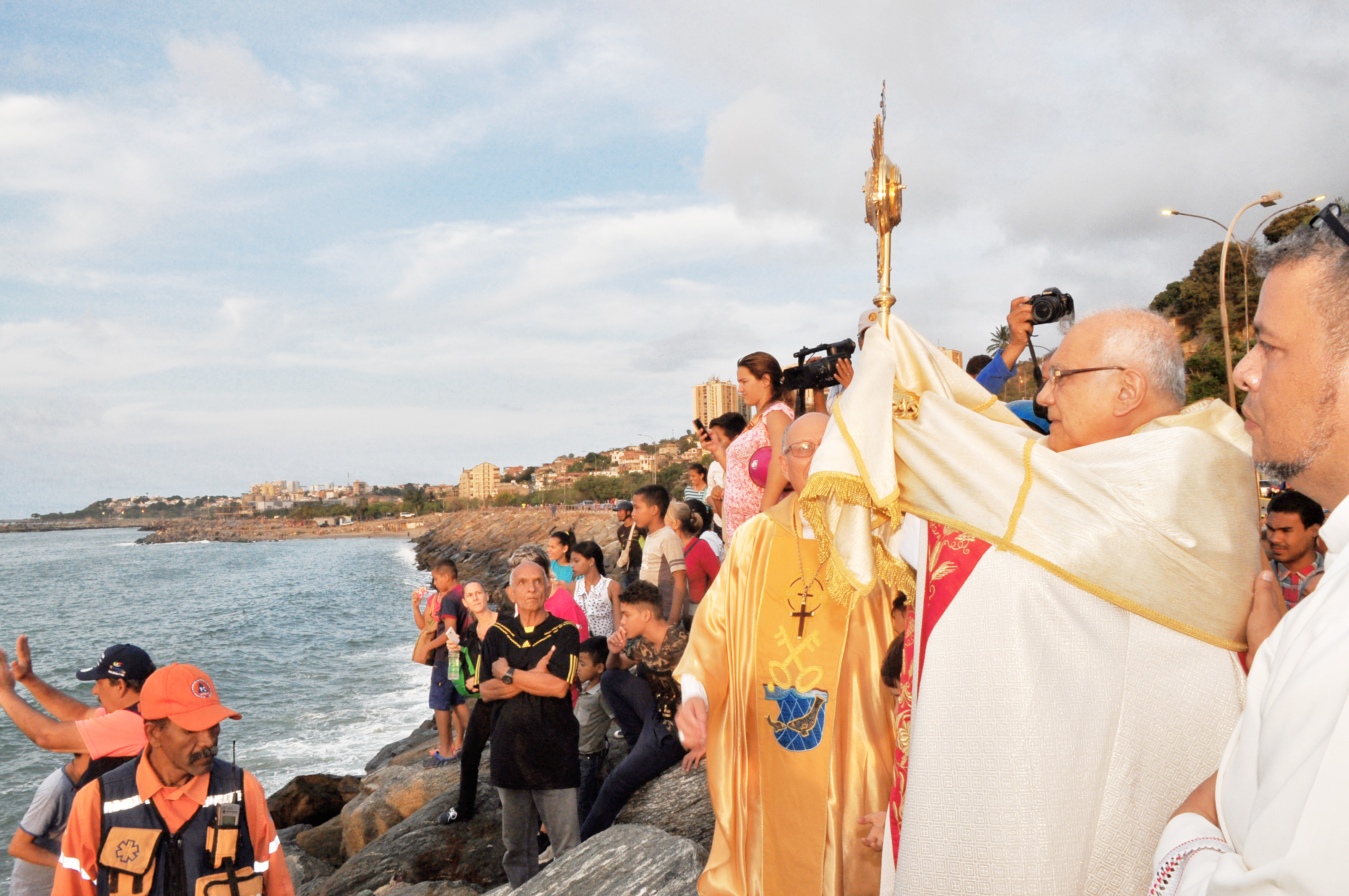 Cardenal Baltazar Porras ofició la tradicional misa de la bendición del mar 