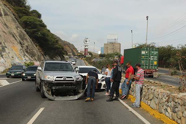 Sin heridos colisión entre Corolla y 4Runner  en El Trébol