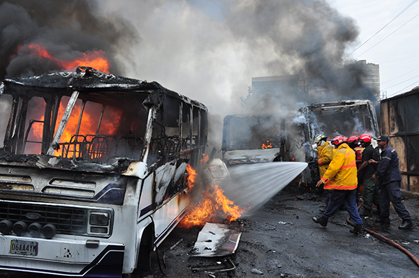 Incendio arrasa con cinco buses  en estacionamiento en Maiquetía