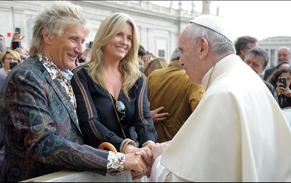 Rob Stewart saludó  al Papa Francisco en el Vaticano