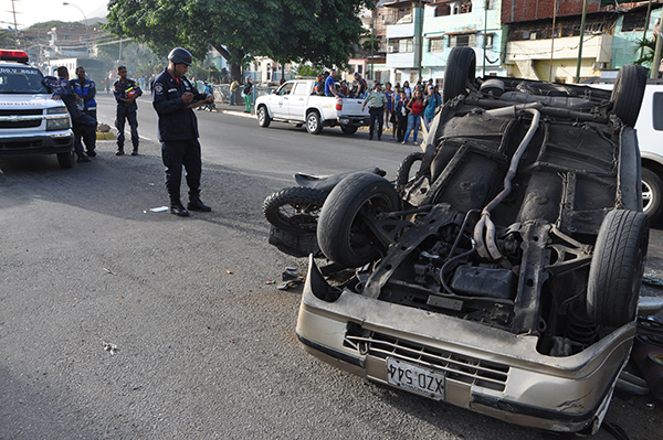 Un GNB muerto y tres heridos deja  choque de una KLR contra un Renault