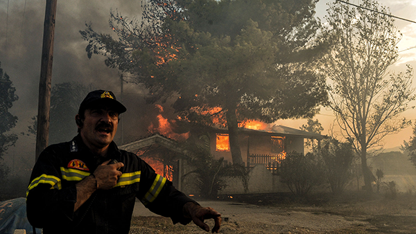 74 muertos y 182 heridos  por incendios forestales en Grecia