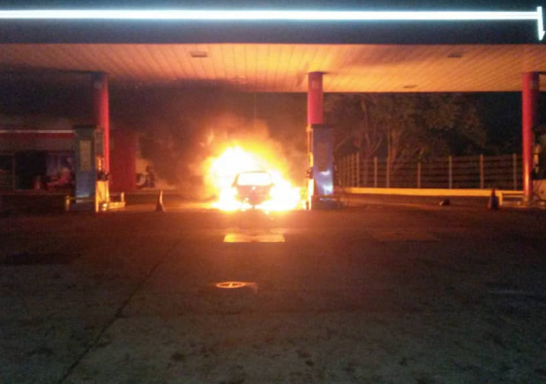 Se incendió un Corsa en bomba de la autopista Caracas-La Guaira