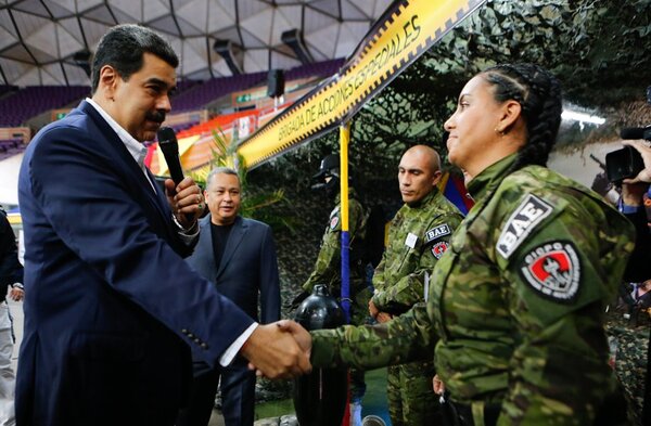Maduro pide la FANB máxima alerta y amenaza a Guaidó