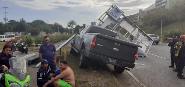 Se quedó dormido y chocó su camioneta  contra señalización del Aeropuerto