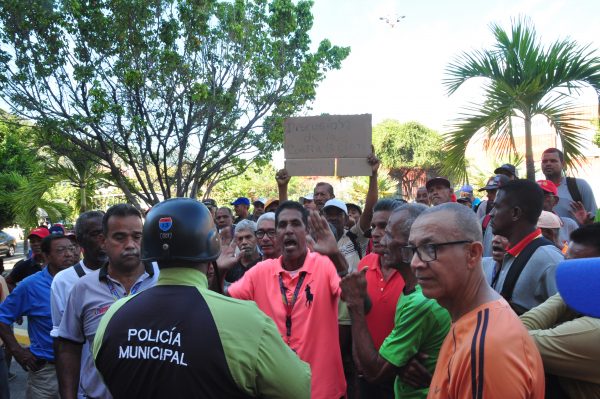 Trabajadores de la Corporación  toman la Alcaldía para reclamar  reivindicaciones laborales