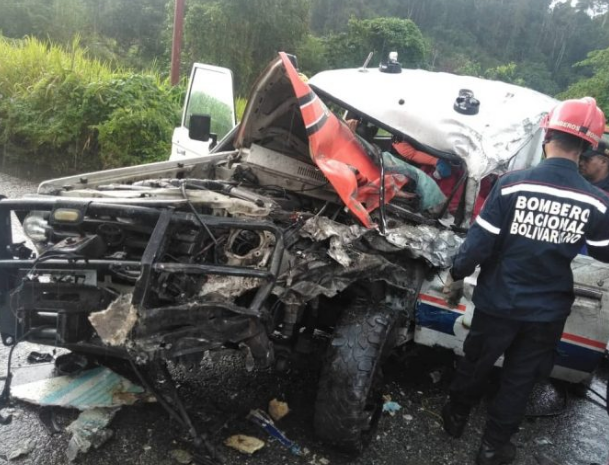 7 heridos en choque de carro del SAR y un bus