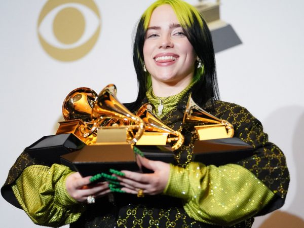 Billie Eilish se la canta  a los criticones