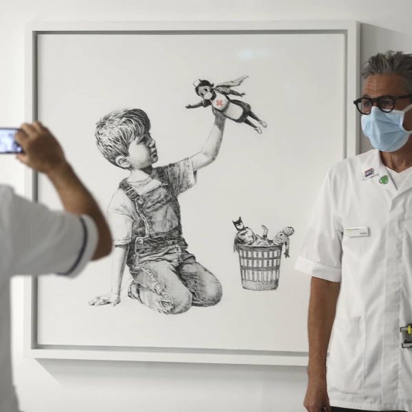 Banksy rinde homenaje a las enfermeras