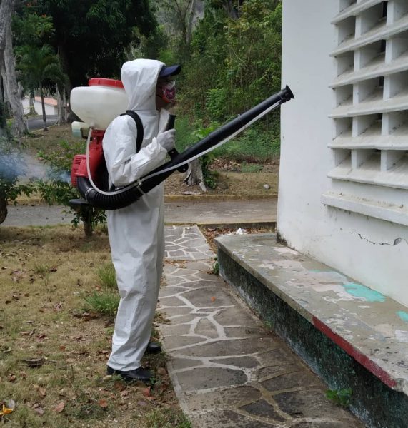 Desinfectan el centro de aislamiento Los Caracas