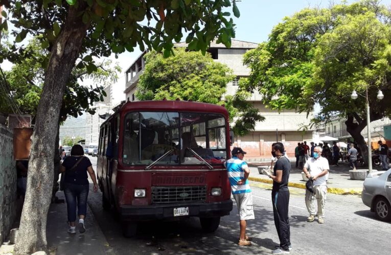 Solo quedan 6 buses de 20 en la Naiguatá-Los Caracas