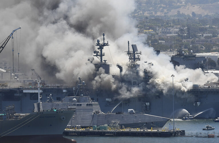 Explota buque de la Armada   de los EEUU en San Diego