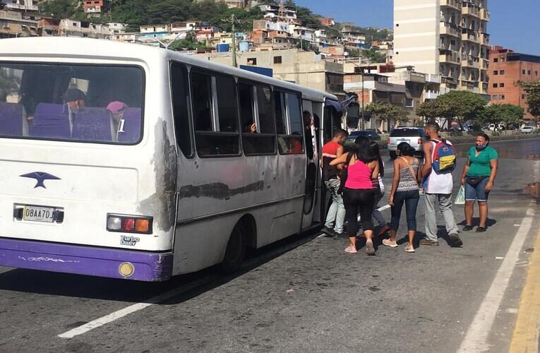 Usuarios de la Catia la Mar-Caribe   rechazan que les cobren Bs.10.000