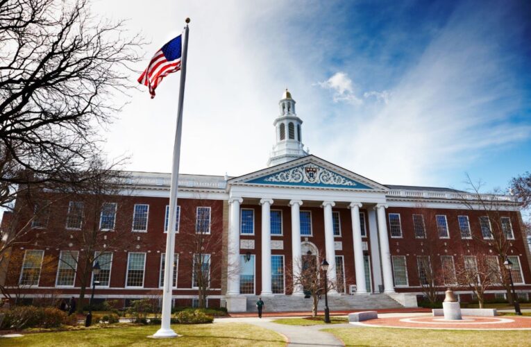 Harvard y MIT piden a la Justicia  anular suspensión de visas   a estudiantes extranjeros
