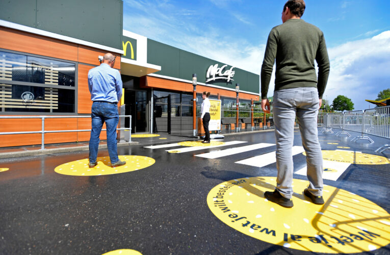 Ganancias de McDonald’s caen un 44% este semestre