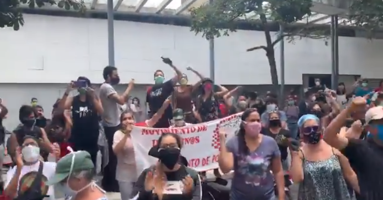 Estudiantes desalojados de la residencias Livia Gouverneur abuchearon al ministro de la Juventud
