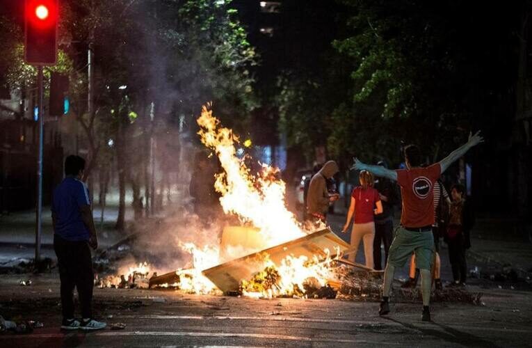 Un muerto y un bus quemado   dejan protestas en Chile