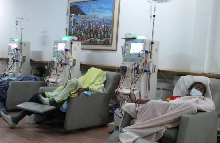 Canibalizan máquinas de hemodiálisis en el Seguro por la emergencia